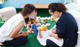 子どもの口の中を見る院長とお母さん