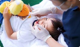 歯の検査を受ける子ども