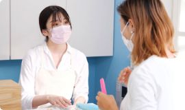 スタッフとお母さんが会話をしている様子