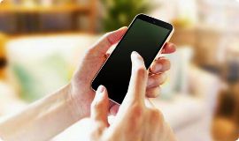スマホを操作する手元
