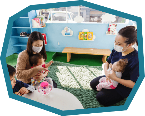 院長と親子が一緒に遊んでいる様子