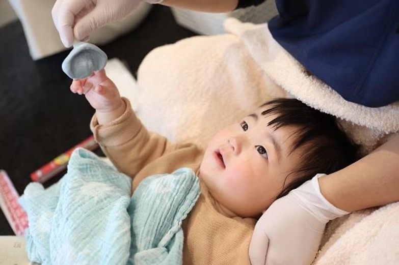 医療機器に興味を示す子どもと赤ちゃん