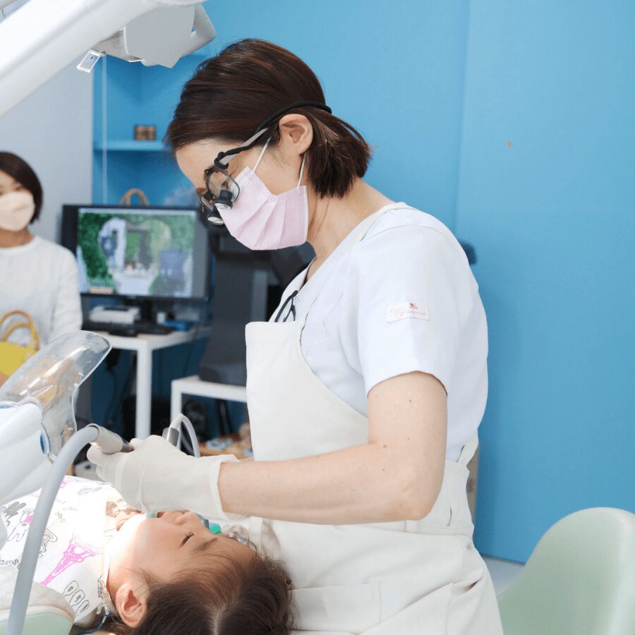 スタッフが子どもの口の中を診ている様子
