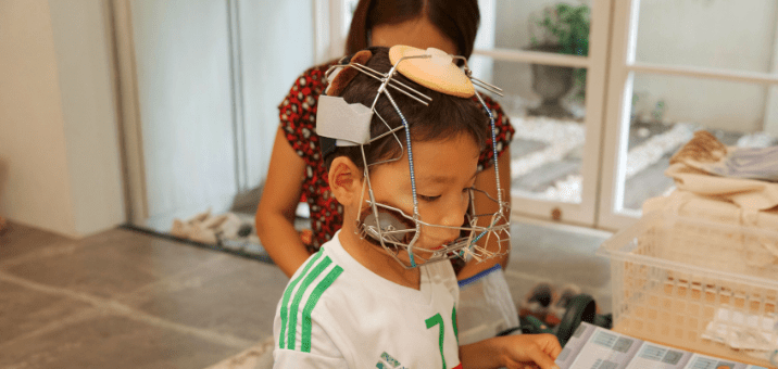 矯正器具を装着している子ども