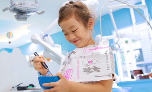 型取り用の印象材を練る子ども
