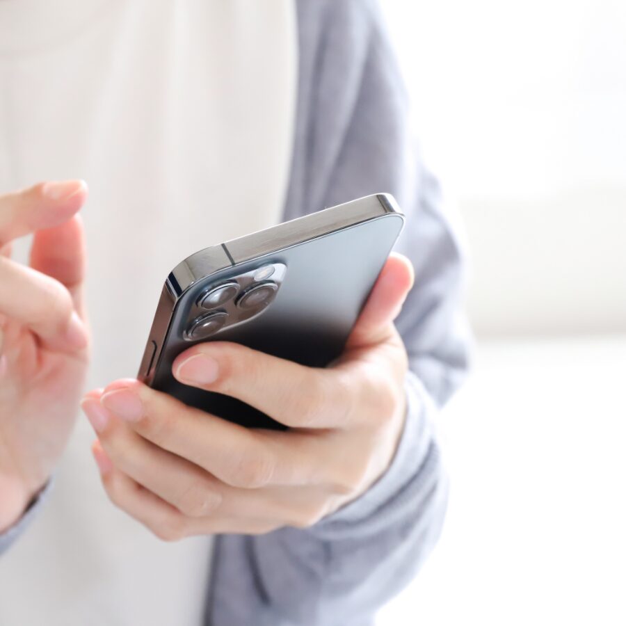 スマホを操作する手元