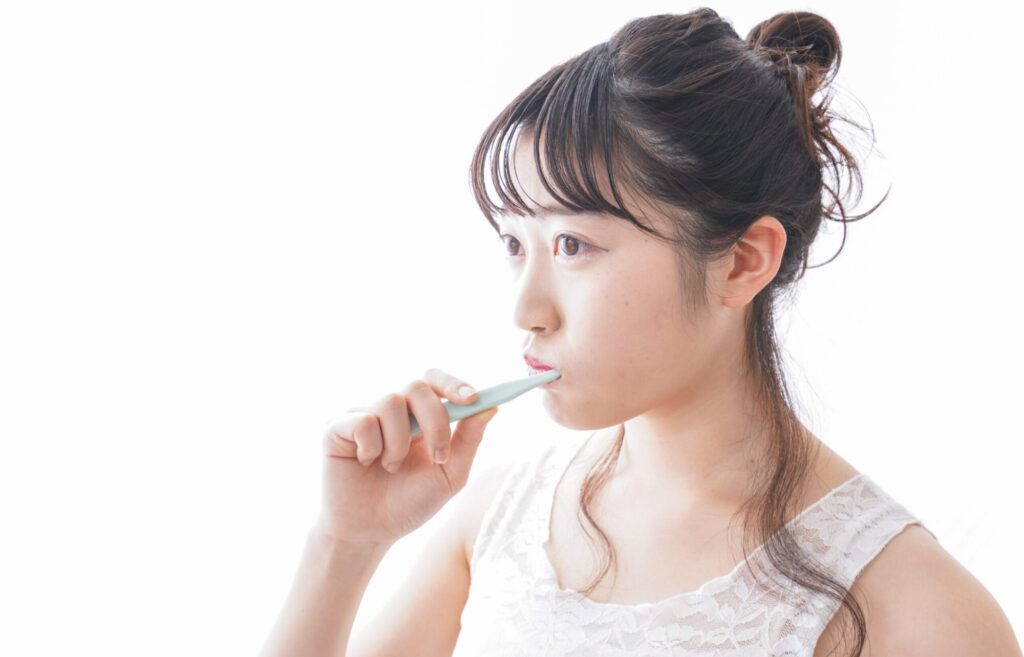 歯磨きをする女性