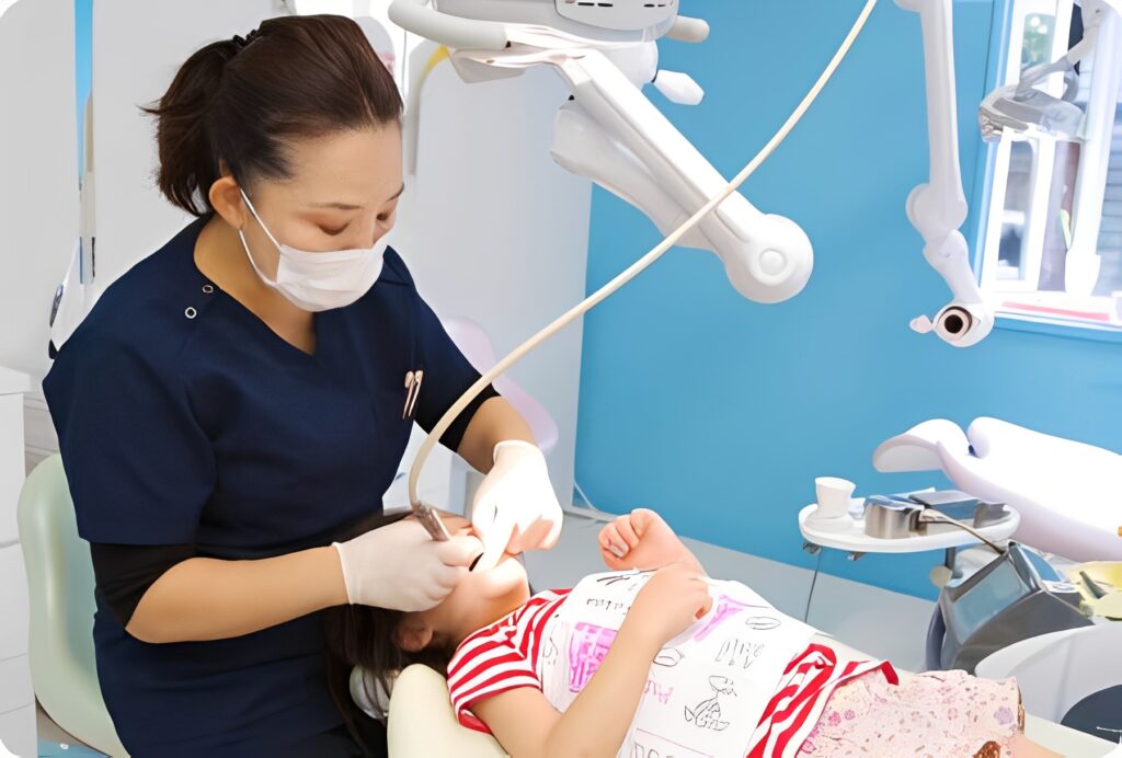 院長が子どもの診療をしている様子